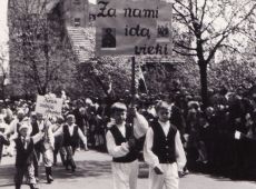 1377.Uczniowie gostynskich  szkol w pochodzie wiekow z okazji 1000-lecia Panstwa Polskiego (Gostyn, 1 maja 1966 r.)