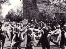 1378.Uczniowie Szkoly Podstawowej nr 1  w pochodzie wiekow z okazji 1000-lecia Panstwa Polskiego (Gostyn, 1 maja 1966 r.)