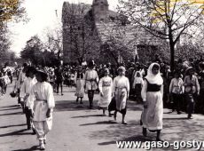 1385.Uczniowie gostynskich szkol w pochodzie wiekow z okazji 1000-lecia Panstwa Polskiego (Gostyn, 1 maja 1966 r.)