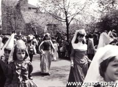 1388.Uczniowie gostynskich szkol w pochodzie wiekow z okazji 1000-lecia Panstwa Polskiego (Gostyn, 1 maja 1966 r.)