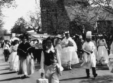 1389.Uczniowie gostynskich szkol w pochodzie wiekow z okazji 1000-lecia Panstwa Polskiego (Gostyn, 1 maja 1966 r.)