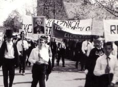 1392.Uczniowie gostynskich szkol w pochodzie wiekow z okazji 1000-lecia Panstwa Polskiego (Gostyn, 1 maja 1966 r.)