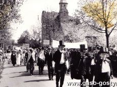 1393.Uczniowie gostynskich szkol w pochodzie wiekow z okazji 1000-lecia Panstwa Polskiego (Gostyn, 1 maja 1966 r.)