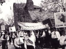 1394.Uczniowie gostynskich szkol w pochodzie wiekow z okazji 1000-lecia Panstwa Polskiego (Gostyn, 1 maja 1966 r.)