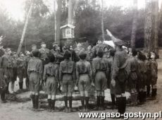 1398.Oboz III Druzyny Harcerskiej w Glogowku (1930 r.)-podniesienie flagi panstwowej