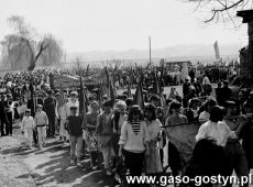 1404. Uczniowie Liceum Ogolnoksztalcacego w pochodzie pierwszomajowym (rozpoczecie pochodu przy placu obok Gory Zamkowej)-druga polowa lat 80-tych XX wieku.JPG