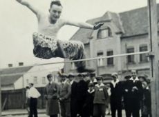 1409.Harcerskie zawody lekkoatletyczne na boisku przy ul. Szerokiej w Gostyniu (obecnie w tym miejscu jest budynek Cechu Rzemiosl Roznych) - I m. w skoku wzwyz zajal St. Woziwodzki z III DH (8 pazdziernika 1934 r.)