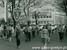 1418.Uczniowie Szkoly Podstawowej nr 3 w Gostyniu w pochodzie pierwszomajowym (1980 r.)