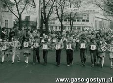 1419.Uczniowie Szkoly Podstawowej nr 3 w Gostyniu w pochodzie pierwszomajowym (1980 r.)