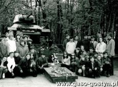 1420.Wycieczka uczniow ze Szkoly Podstawowej w Kunowie (1973 r.) - Westerplatte, przed grobem z prochami majora Henryka Sucharskiego