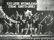 1432. Wystep uczennic ze Szkoly Podstawowej nr 1 w Gostyniu podczas uroczystosci z okazji XXX-lecia Wyzwolenia Ziemi Gostynskiej (Zakladowy Dom Kultury HUTNIK w Gostyniu-1975 r.)