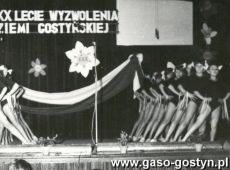 1433. Wystep uczennic ze Szkoly Podstawowej nr 1 w Gostyniu podczas uroczystosci z okazji XXX-lecia Wyzwolenia Ziemi Gostynskiej (Zakladowy Dom Kultury HUTNIK w Gostyniu-1975 r.)