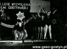 1434. Wystep uczennic ze Szkoly Podstawowej nr 1 w Gostyniu podczas uroczystosci z okazji XXX-lecia Wyzwolenia Ziemi Gostynskiej (Zakladowy Dom Kultury HUTNIK w Gostyniu-1975 r.)