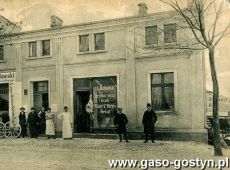 1435.Siedziba zakladu kolodziejskiego Grzymislawskiego i zakladu rzeznickiego Malinowskiego przy Kroebener Strasse (obecnie ulica Wroclawska) w Gostyniu (1908 r.)