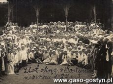 1436.Zlot Okregu Stowarzyszen Mlode Polki w Gostyniu (1927 r.), zdjecie wykonane przed Strzelnica