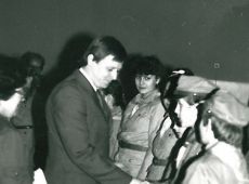 1439.Uroczyste spotkanie harcerzy i zuchow z SP 3 w Gostyniu (27 stycznia 1986 r.)-druh S.Czyzewski i komendantka hufca ZHP, druhna B.Mikolajska, gratuluja harcerzom z okazji zlozenia przyrzeczenia harcerskiego