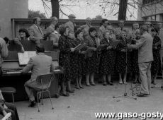 1441.Uroczystosc Odznaczenia Orderem Sztandaru Pracy II klasy zalogi Wielkopolskiej Huty Szkla w Gostyniu (27 wrzesnia 1985 r.)-wystep Choru Dzwon