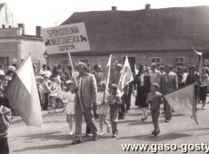 1448.Pracownicy Spoldzielni Mleczarskiej w Gostyniu w pochodzie pierwszomajowym (Plac Karola Marcinkowskiego, 1987 r.)