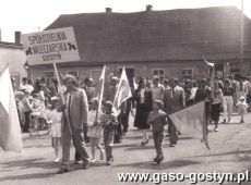 1448.Pracownicy Spoldzielni Mleczarskiej w Gostyniu w pochodzie pierwszomajowym (Plac Karola Marcinkowskiego, 1987 r.)