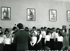 145.Dzien Kobiet w Szkole Podstawowej nr 3 w Gostyniu (1980r.)- wystepy artystyczne-chor szkolny.