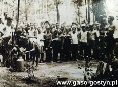 1457.Oboz gostynskiej III Druzyny Harcerskiej w Zelaznie (1932 r.)-wydawanie obiadu