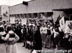 1468. Uroczystosc nadania im.Przemyslawa II Szkole Podstawowej nr 3 w Gostyniu (1966 r.)-czesc artystyczna