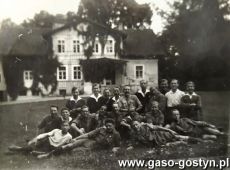 1469.Harcerze z 3. Gostynskiej Druzyny Harcerskiej im. Stefana Czarnieckiego na wycieczce w Jezewie  (1930 r.)