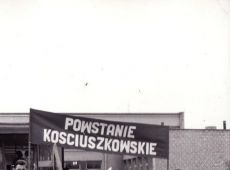 1478. Uroczystosc nadania im.Przemyslawa II Szkole Podstawowej nr 3 w Gostyniu (1966 r.)-uczniowie bioracy udzial w czesci artystycznej