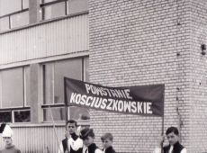 1479. Uroczystosc nadania im.Przemyslawa II Szkole Podstawowej nr 3 w Gostyniu (1966 r.)-uczniowie bioracy udzial w czesci artystycznej