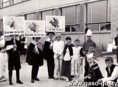 1480. Uroczystosc nadania im.Przemyslawa II Szkole Podstawowej nr 3 w Gostyniu (1966 r.)-uczniowie bioracy udzial w czesci artystycznej