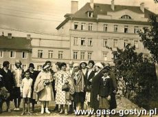 1500.Gostynianie przed Szpitalem sw. Wincentego w Gdyni (1930 r.)