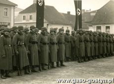 1507.Zdjecie z 1941 roku - oddzial stojacy na Rynku w Gostyniu to prawdopodobnie zolnierze jednej ze szkol podchorazych  szkolacych przyszlych oficerow Wehrmachtu