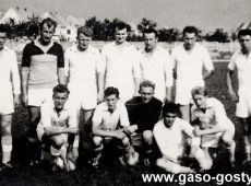 151.Pilkarze Kani Gostyn przed wygranym meczem 4-2 z Victoria II Jarocin (Gostyn, 1961r.)