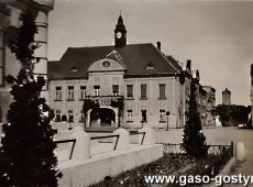 1513.Rynek w Gostyniu z fragmentem pomnika Serca Jezusowego, ratuszem i pomnikiem na Gorze Zamkowej (1930 r.)