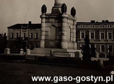 1532.Rynek w Gostyniu - pomnik Serca Jezusowego (1930 r.)