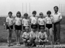 1539.Uczennice Szkoly Podstawowej nr 3 w Gostyniu (wraz z nauczycielem wychowania fizycznego Tadeuszem Tyrzykiem) podczas trojboju lekkoatletycznego w Lesznie (1983 r.)