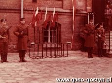 1548.Uroczystosc odsloniecia tablicy pamiatkowej na frontonie Szpitala w Marysinie upamietniajacej radziecki szpital polowy w 1945 roku (Piaski-Marysin, 4 listopada 1986 r.)
