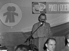 1559. 15-lecie Towarzystwa Przyjaciol Dzieci w Wielkopolskiej Hucie Szkla w Gostyniu