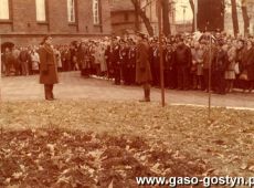 1564.Uroczystosc odsloniecia tablicy pamiatkowej na frontonie Szpitala w Marysinie upamietniajacej radziecki szpital polowy w 1945 roku (Piaski-Marysin, 4 listopada 1986 r.)