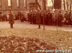 1564.Uroczystosc odsloniecia tablicy pamiatkowej na frontonie Szpitala w Marysinie upamietniajacej radziecki szpital polowy w 1945 roku (Piaski-Marysin, 4 listopada 1986 r.)