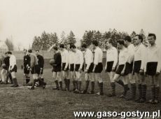 157. Zawodnicy Kani Gostyn (z lewej) na gostynskim stadionie