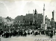 1574.Rynek w Gostyniu - uroczystosc odsloniecia pomnika Serca Jezusowego (1929 r.)