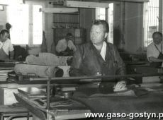 1581.Spoldzielnia Pracy Przemyslu Skorzanego w Gostyniu - stanowisko krojenia skory (1985 r.)