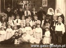 1581.Zespol teatralny z proboszczem Albinem Jakubczakiem (Krobia, 1938 r.).