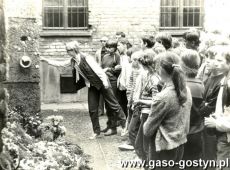 1600. Uczniowie Szkoly Podstawowej nr 1 w Gostyniu na wycieczce w Oswiecimu (w obozie zaglady) -1984 r.