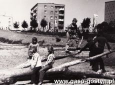 1605. Plac zabaw byl takze miejscem swieta sportu uczniow Szkoly Podstawowej nr 3 w Gostyniu (1977 r.)