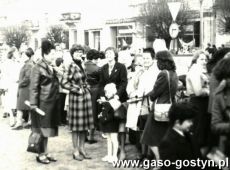 1606.Nauczycielki Szkoly Podstawowej nr 1 w Gostyniu w pochodzie pierwszomajowym (Rynek w Gostyniu, 1979 r.)