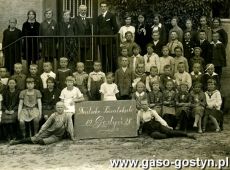 1627.Deutsche Privatschule - Niemiecka Szkola Prywatna  w Gostyniu, na schodach kierownik szkoly Theodor Drews (1928 r.)