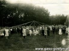 1628.Dzieci z Niemieckiej Szkoly Prywatnej w Gostyniu i ze szkoly w Daleszynie swietuja dzien dziecka w debowym lesie w okolicach Daleszyna (1 lipca 1928 r.)