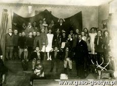 1629.Po przedstawieniu pt. Spiaca krolewna w wykonaniu uczniow Prywatnej Szkoly Niemieckiej w Gostyniu (1928 r.), z prawej kierownik szkoly Theodor Drews